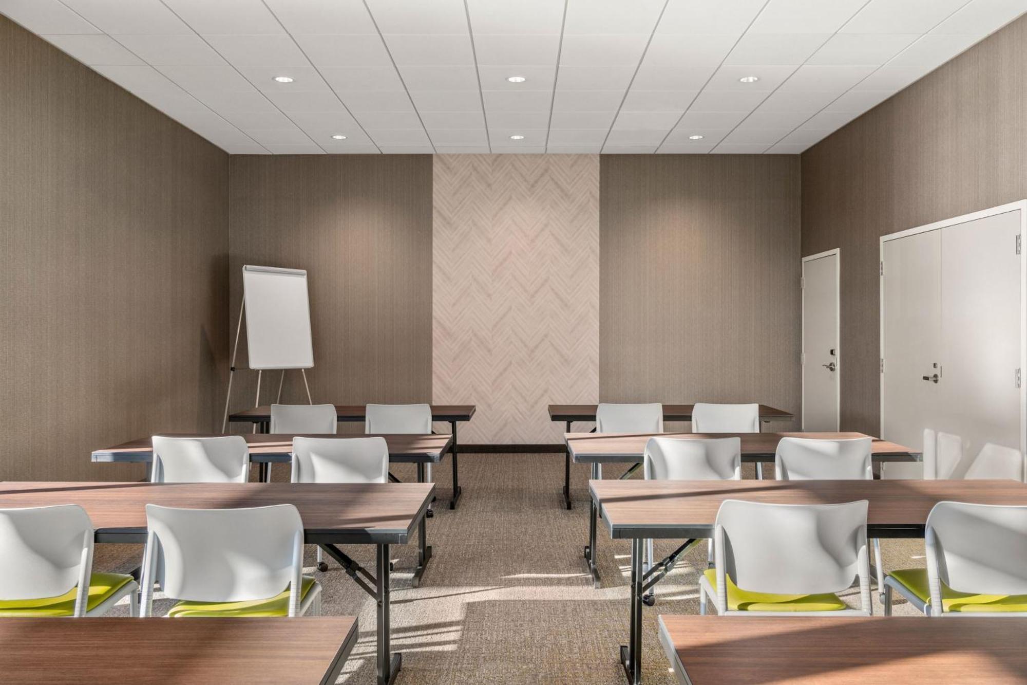 Springhill Suites By Marriott Menomonee Falls Exterior photo